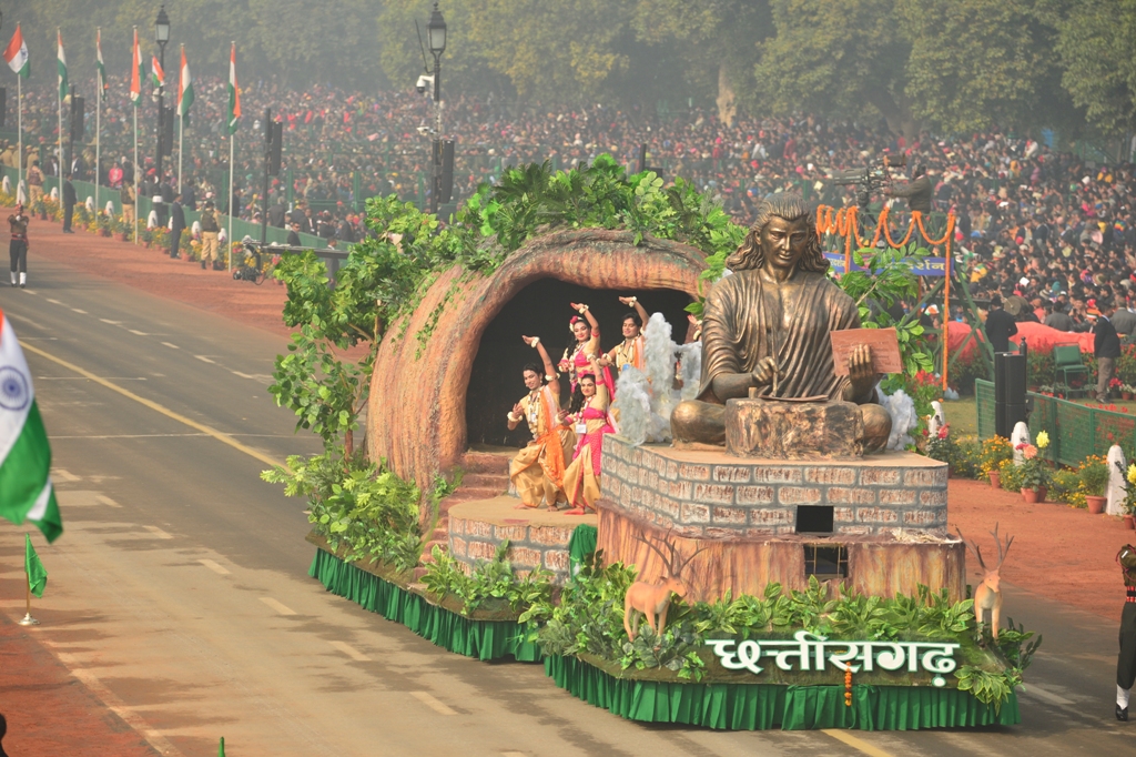 छत्तीसगढ़ की झांकी ने राजपथ पर बिखेरे अपनी समृ़द्ध प्राचीन संस्कृति के रंग