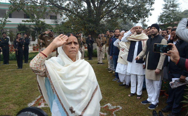 लालू की गैर मौजूदगी में राबड़ी देवी ने फहराया तिरंगा, मौजूद रहे दोनों बेटे