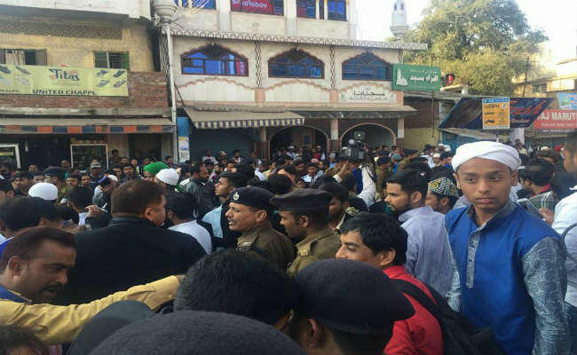 रांची : मेन रोड के एकरा मस्जिद के पास बवाल के बाद शांति, पुलिस ने दिखायी मुस्तैदी