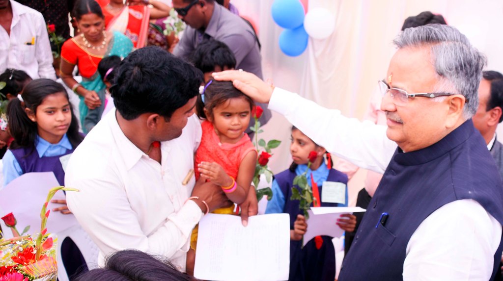 मुख्यमंत्री ने दिया बच्चों को आशीर्वाद