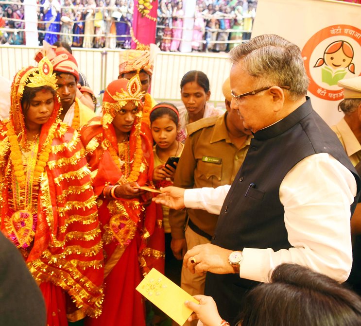 मुख्यमंत्री कन्या विवाह योजना: डॉ. रमन सिंह ने वर-वधुओं को दिया आशीर्वाद
