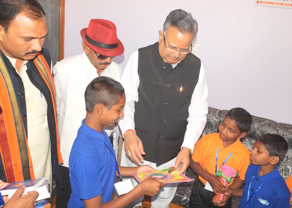 लोक सुराज अभियान 2018 : मुख्यमंत्री ने बाल गृह के बच्चों से की मुलाकात