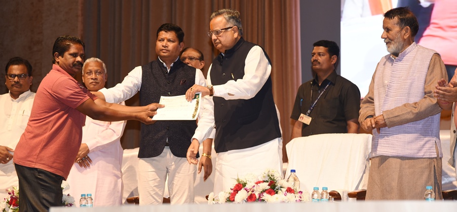 मुख्यमंत्री ने प्राथमिक लघु वनोपज सहकारी समितियों और जिला यूनियनों को उत्कृष्टता पुरस्कार से किया सम्मानित