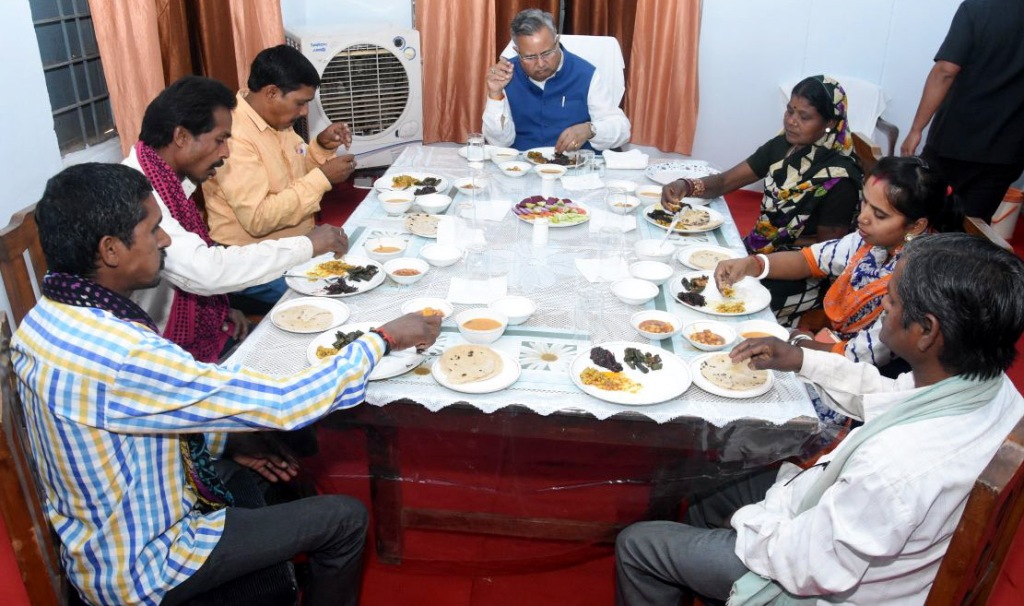 मुख्यमंत्री ने हितग्राहियों के साथ किया भोजन
