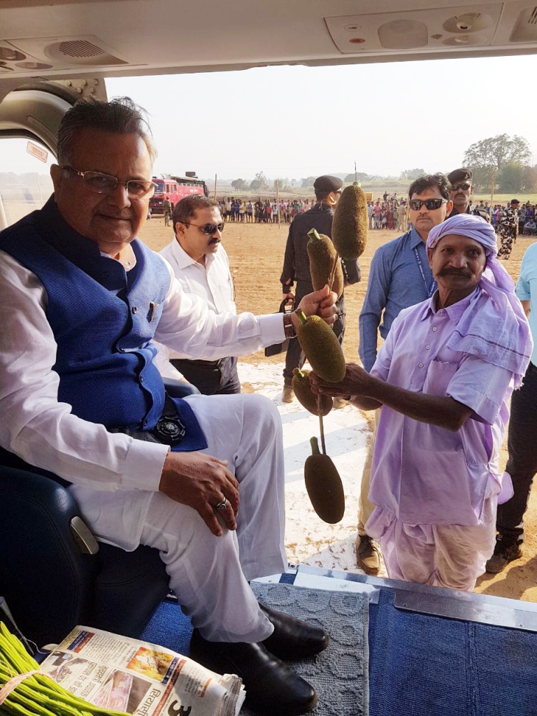 मुख्यमंत्री को किसान मित्र ने भेंट किए पांच कटहल