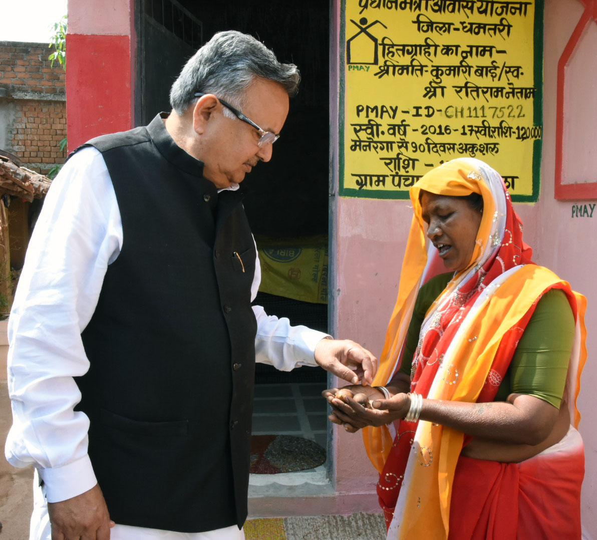 कुमारी बाई ने मीठे तेंदूफलों से किया मुख्यमंत्री का आत्मीय स्वागत : डॉ. सिंह ने शौक से खाया तेंदूफल