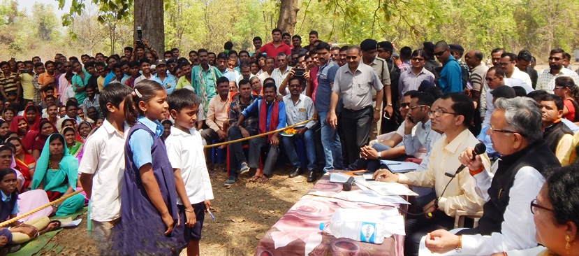 लोक सुराज अभियान : मुख्यमंत्री अचानक पहुंचे धमतरी जिले के ग्राम डोंगरडुला