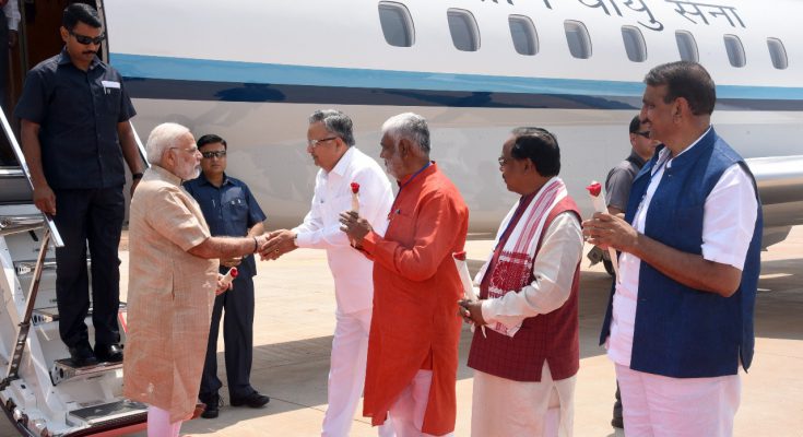 प्रधानमंत्री श्री नरेन्द्र मोदी का जगदलपुर एयरपोर्ट पर आत्मीय स्वागत