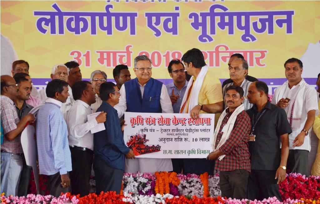 मुख्यमंत्री ने कृषि यंत्र सेवा केन्द्र स्थापना के लिए हितग्राहियों को दिया अनुदान