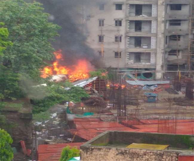 मुंबई के रिहायशी इलाके में गिरा चार्टर्ड प्लेन, पांच की मौत