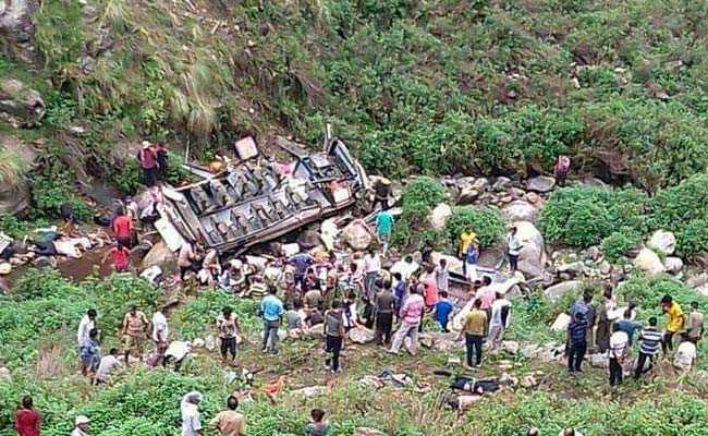 उत्तराखंड में गहरी खाई में गिरी बस : मृतकों की संख्या पहुंची 47, आठ यात्री घायल