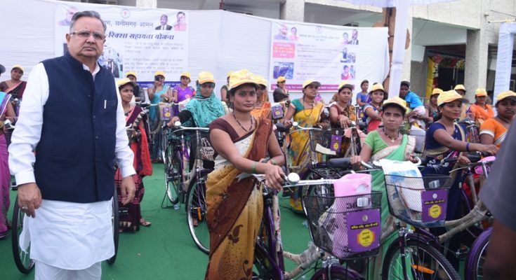 मुख्यमंत्री ने एक हजार श्रमिक महिलाओं को बांटी सायकल
