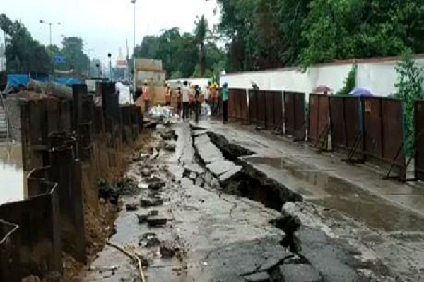 पटना में भारी बारिश से धंसी बेली रोड यातायात बंद