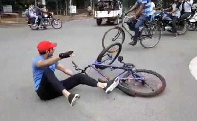 बिहार: जब साइकल दौड़ाते हुए अचानक बीच सड़क गिर पड़े तेज प्रताप यादव