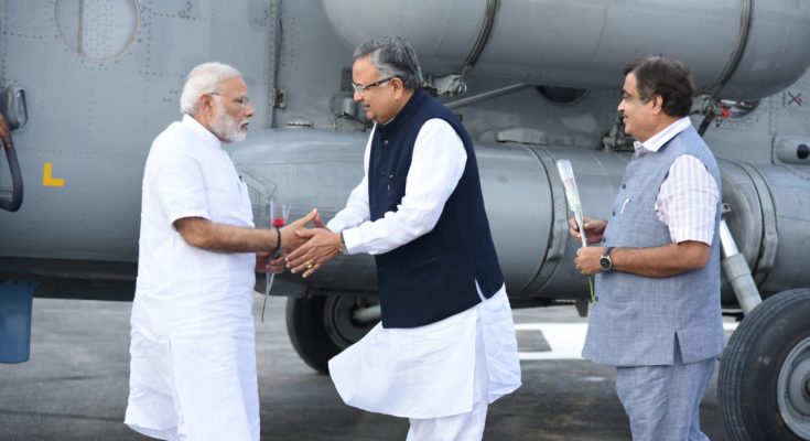 मुख्यमंत्री डॉ. रमन सिंह ने प्रधानमंत्री नरेन्द्र मोदी का किया आत्मीय स्वागत