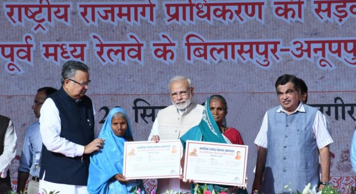 प्रधानमंत्री नरेन्द्र मोदी ने किसान सम्मेलन में प्रधानमंत्री आवास योजना के हितग्राहियों को आवास स्वीकृति पत्र किया वितरित