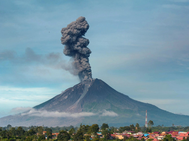 इंडोनेशियाः ज्वालामुखी के नजदीकी तट से दूर रहने की चेतावनी जारी