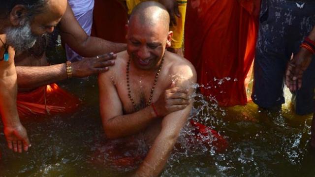 कुंभ : योगी ने अपने मंत्रियों के साथ संगम में लगाई डुबकी