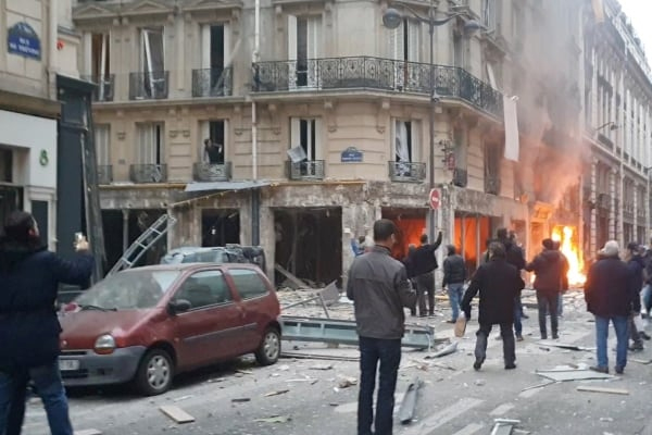 पेरिस की बेकरी में विस्फोट, दो दमकल कर्मी सहित चार की मौत
