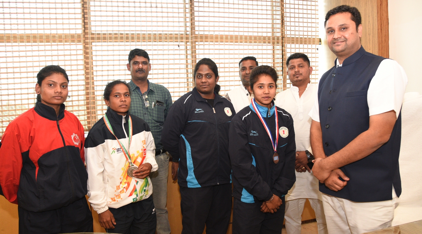 खेल मंत्री से मिले ’’खेलो इंडिया’’ के पदक विजेता खिलाड़ी