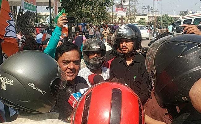बीजेपी पार्षदों के प्रदर्शन की पत्रकारों ने हेलमेट पहनकर की रिपोर्टिंग