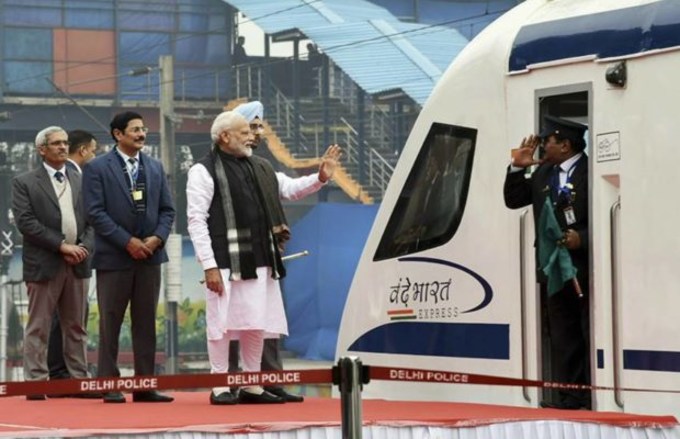 पहली सेमी हाई स्पीड ट्रेन वंदे भारत एक्सप्रेस शुक्रवार को दिल्ली से वाराणसी के लिए रवाना हुई