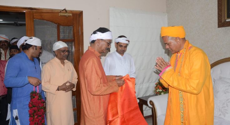गुरु की दी गई शिक्षाओं के पालन करने से व्यक्ति को भगवान की आराधना का फल मिलता है – डॉ महंत