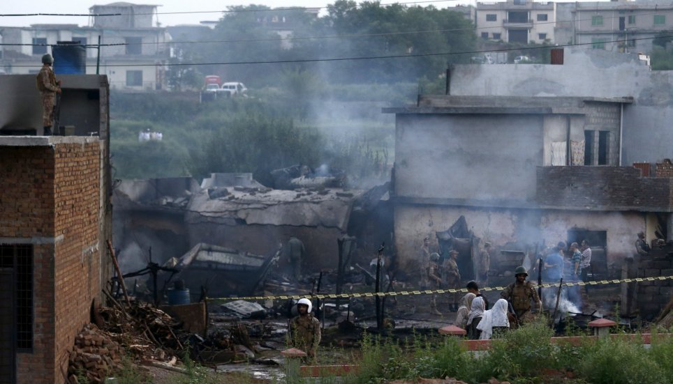 रावलपिंडी के रिहायशी इलाके में गिरा सेना का विमान,19 लोगों की मौत