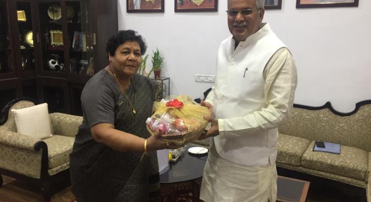 मुख्यमंत्री बघेल ने राज्यपाल से भेंट कर धनतेरस और दीपावली की दी बधाई