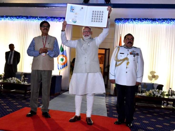 प्रधानमंत्री ने अर्जन सिंह पर डाक टिकट जारी किया