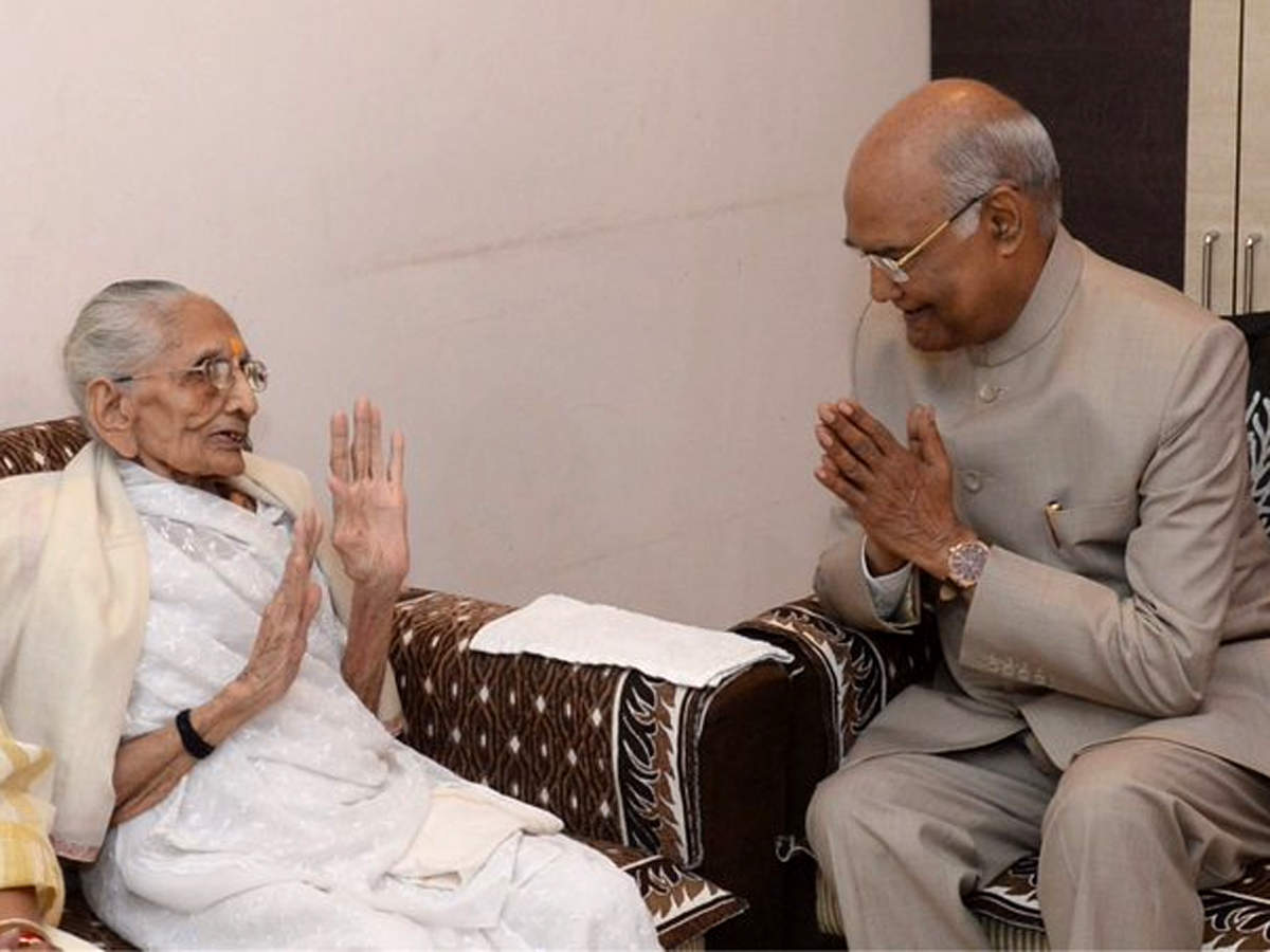 PM मोदी की मां से मिले राष्‍ट्रपति कोविंद