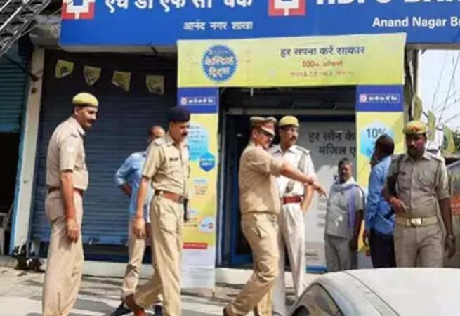 महराजगंज: लाठी वाले गार्ड के भरोसे बैंक की सुरक्षा, लुटेरों ने दिनदहाड़े लूटे 13 लाख रुपये