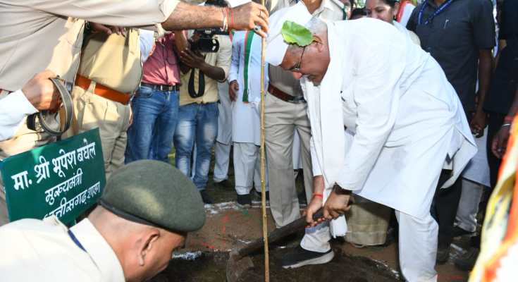 मुख्यमंत्री बघेल ने नहर सत्याग्रह स्मृति वन में रोपे पौधे : शहीद संतोष नेताम की प्रतिमा पर किया माल्यार्पण