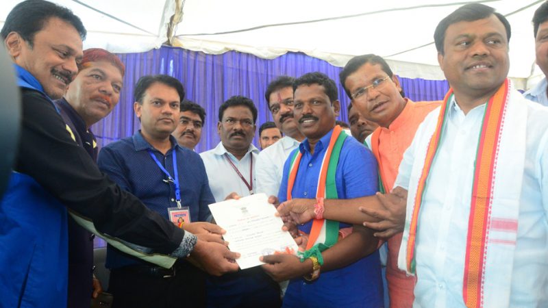 चित्रकोट विधानसभा उप निर्वाचन  :  रिटर्निंग अधिकारी ने मतगणना के बाद राजमन बेंजाम को   निर्वाचन प्रमाण पत्र प्रदान किया
