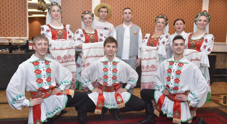 राष्ट्रीय आदिवासी नृत्य महोत्सव : सात हजार किलोमीटर की यात्रा कर रायपुर पहुंचे बेलारूस के कलाकार