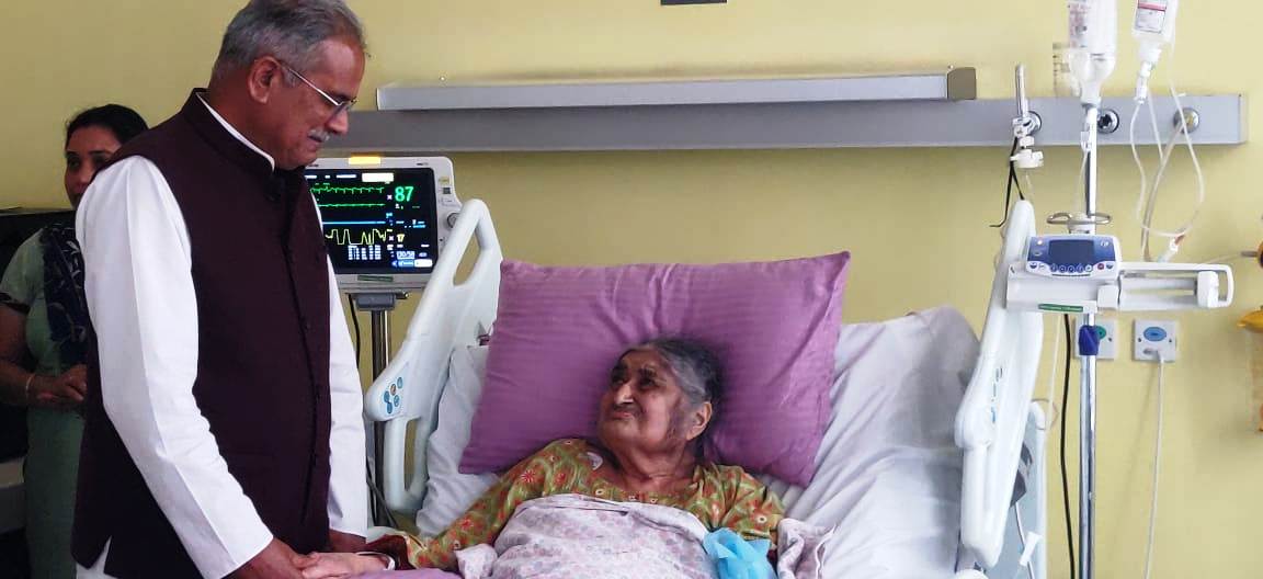 मुख्यमंत्री ने श्रीमती देवेन्द्र कुमारी सिंहदेव के स्वास्थ्य की  जानकारी लेने पहुंचे मेदांता अस्पताल