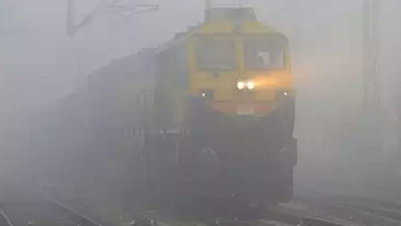 कोहरे की मार: 194 ट्रेनें लेट, फ्लाइट्स डायवर्ट
