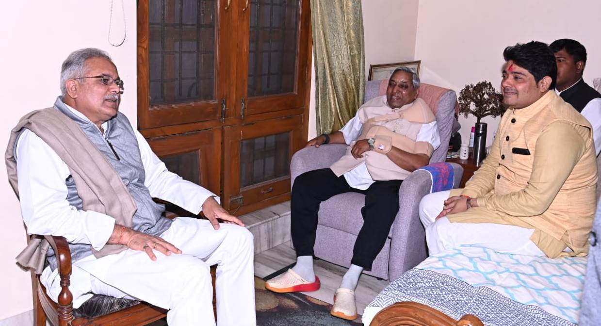 मुख्यमंत्री बघेल ने वरिष्ठ विधायक सत्यनारायण शर्मा के निवास पहुंचकर उनके स्वास्थ्य का हालचाल जाना