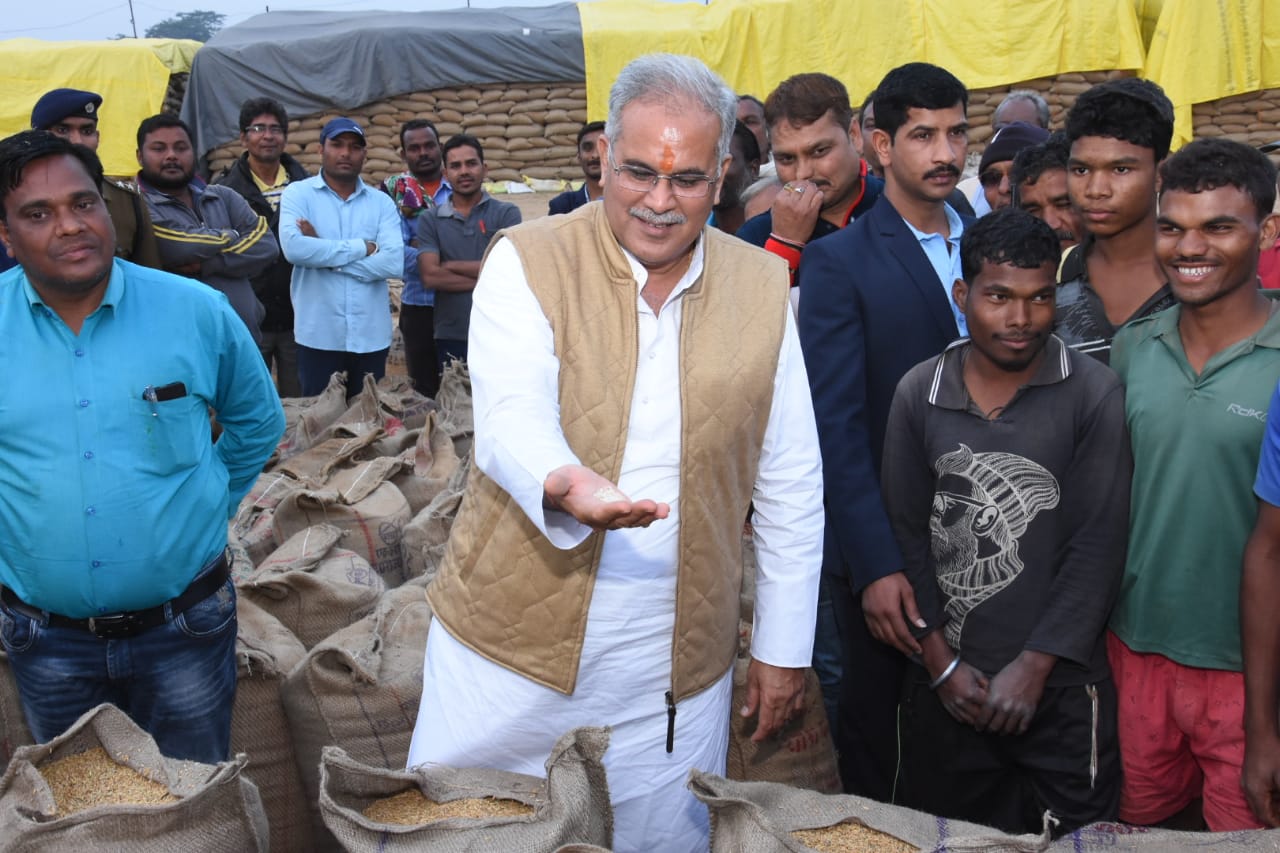 मुख्यमंत्री पहुंचे धान खरीदी केंद्र सेलूद, देखी धान की गुणवत्ता :किसानों से पूछा किसी तरह की दिक्कत तो नहीं