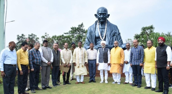 छग विधानसभा अध्यक्ष डॉ. चरणदास महंत ने सेन्ट्रल हॉल में “राष्ट्रपिता महात्मा गांधी” के तैल चित्र को दी पुष्पांजलि