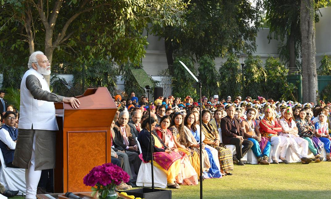 प्रधानमंत्री ने 71वीं गणतंत्र दिवस परेड में एनसीसी कैडेटों और झांकी कलाकारों के साथ बातचीत की