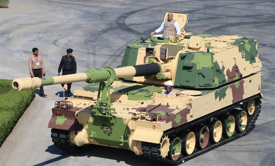 रक्षा मंत्री राजनाथ सिंह ने वज्र-टी गन को रवाना किया