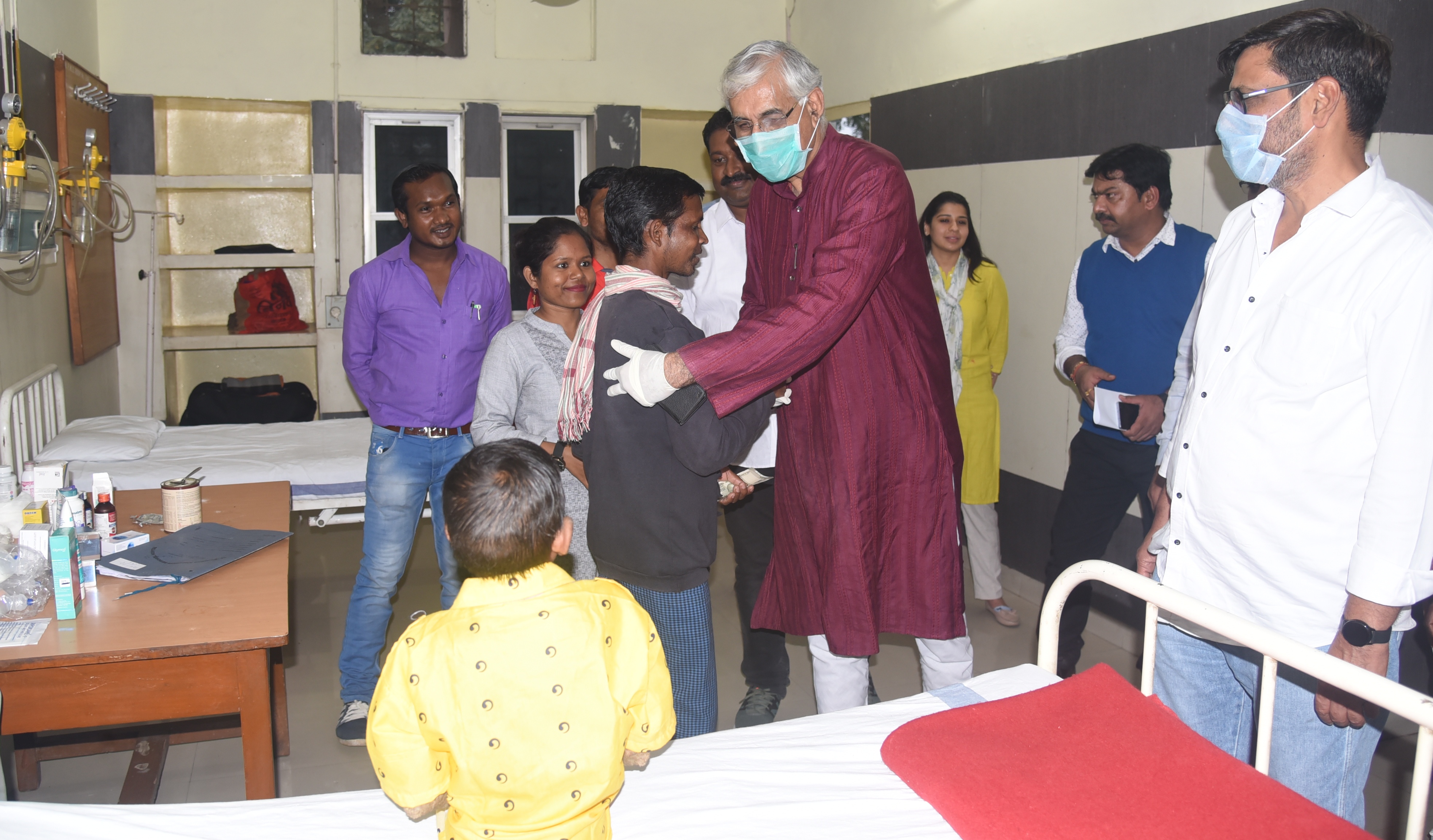 अस्पताल पहुंचकर स्वास्थ्य मंत्री मिले जागेश्वरी से, पूरा इलाज का दिलाया भरोसा