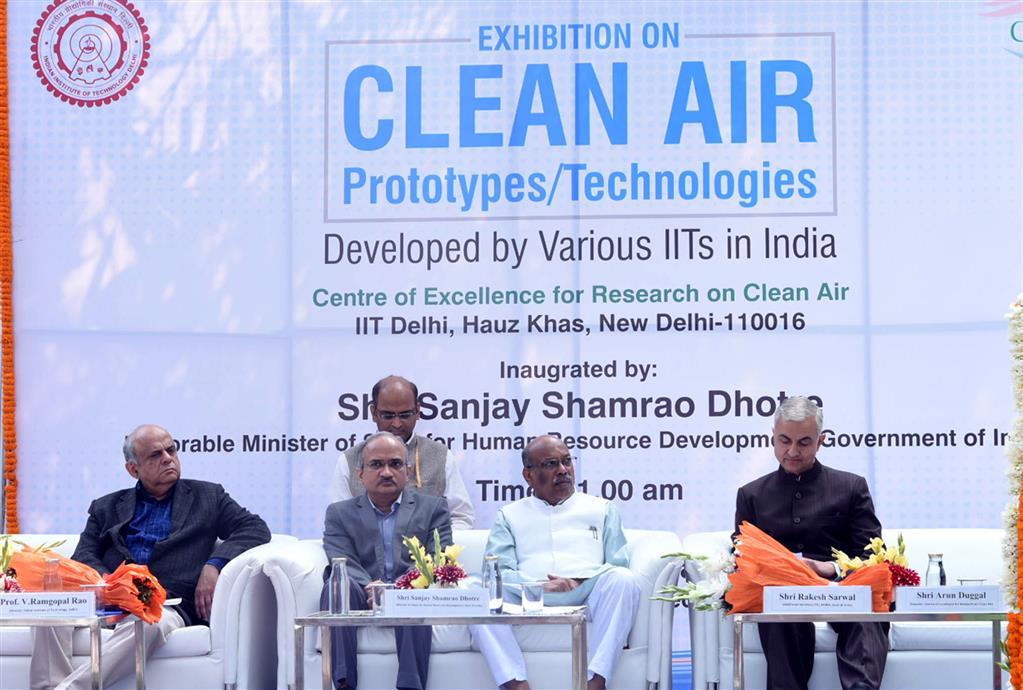 मानव संसाधन विकास राज्यमंत्री संजय धोत्रे ने आईआईटी दिल्ली में स्वच्छ वायु प्रौद्योगिकियों प्रदर्शनी का उद्घाटन किया