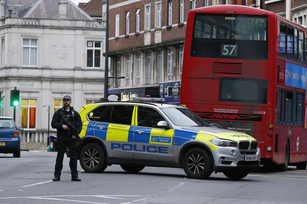 लंदन में कई लोगो को चाकू से घायल करने वाला मारा गया