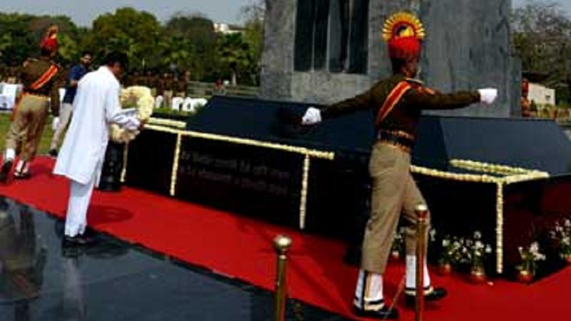 मुख्यमंत्री ने राष्ट्रीय पुलिस स्मारक पर शहीदों को किया नमन