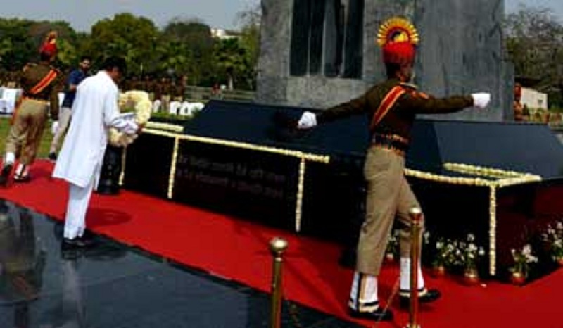 मुख्यमंत्री ने राष्ट्रीय पुलिस स्मारक पर शहीदों को किया नमन