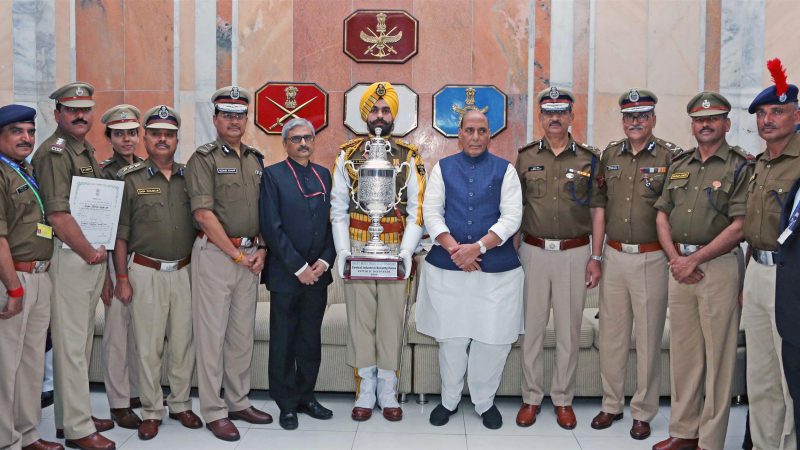 रक्षा मंत्री राजनाथ सिंह ने ‘गणतंत्र दिवस परेड 2020’ के लिए सर्वश्रेष्‍ठ मार्चिंग दस्‍तों की ट्रॉफियां प्रदान कीं