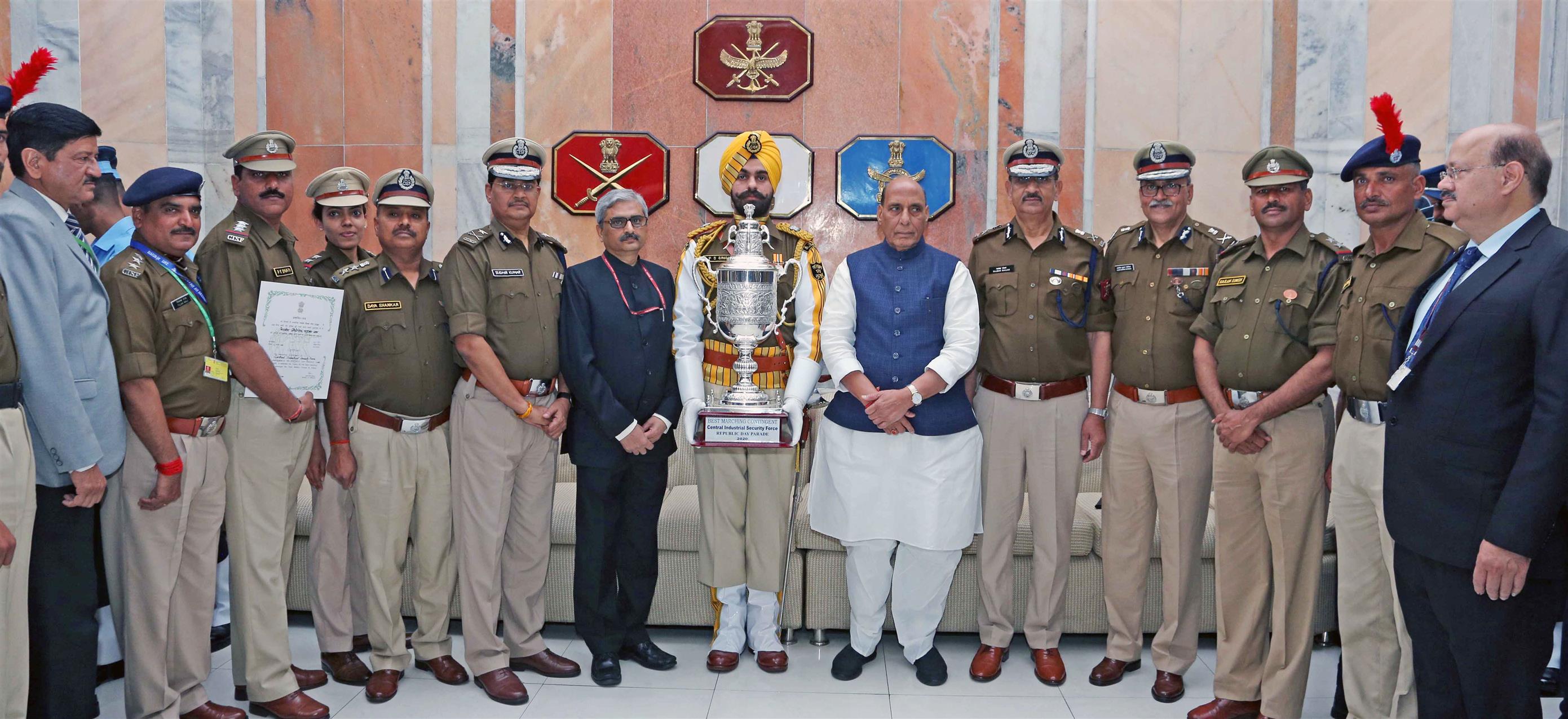 रक्षा मंत्री राजनाथ सिंह ने ‘गणतंत्र दिवस परेड 2020’ के लिए सर्वश्रेष्‍ठ मार्चिंग दस्‍तों की ट्रॉफियां प्रदान कीं