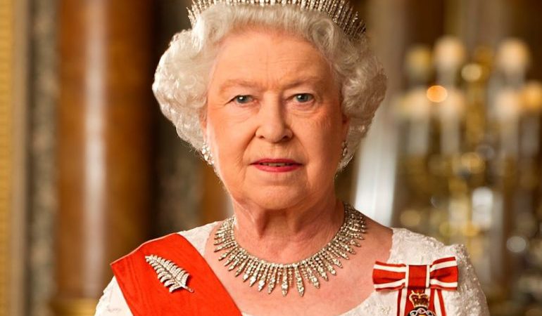 ब्रिटेन की महारानी एलिजाबेथ द्वितीय को एहतियात के तौर पर विंडसर कैसल में स्थानांतरित किया गया